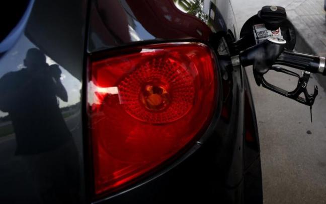 Un coche reposta en una gasolinera.