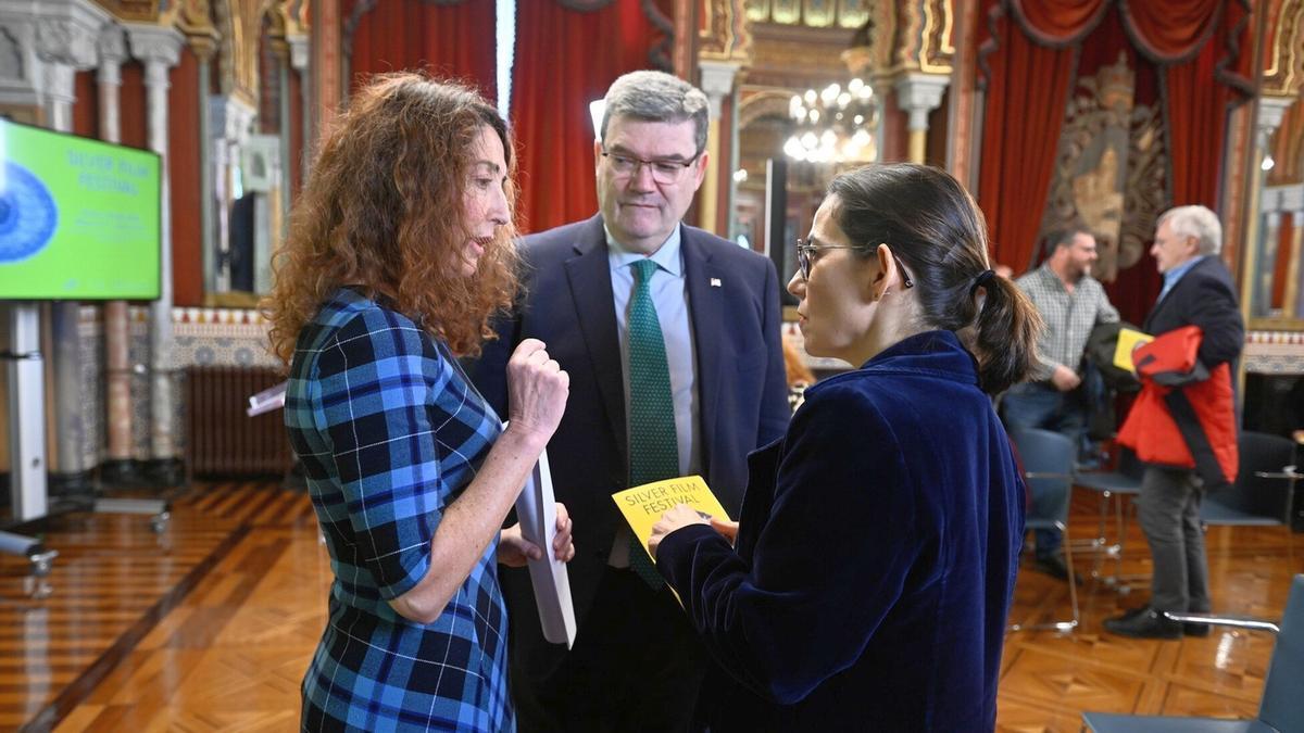 Marian Gerrikabeitia, Juan Mari Aburto y Amaia Agirre, ayer, en el Salón Árabe.