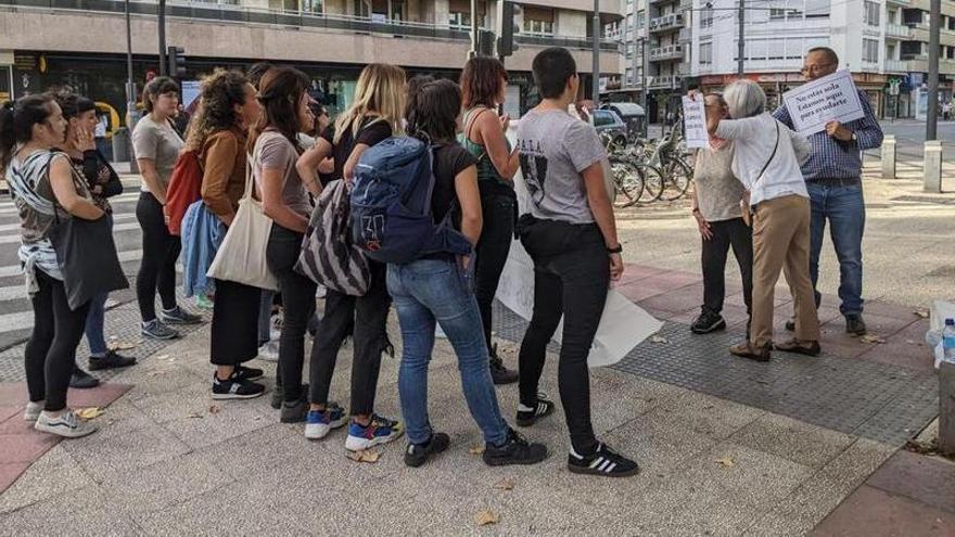 Imagen de la protesta del movimiento feminista frente a los antiabortistas