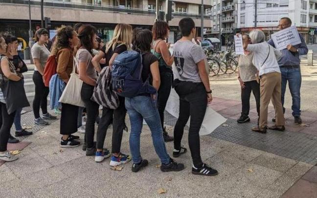 Imagen de la protesta del movimiento feminista frente a los antiabortistas