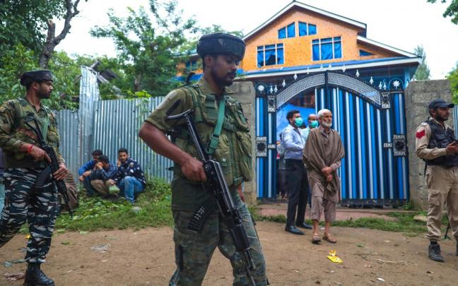 Personal de seguridad indio pasea ante una vivienda en el sur de Kashmir. Personal de seguridad indio pasea ante una vivienda en el sur de Kashmir.