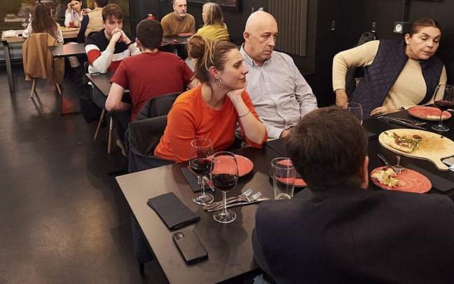 Imagen de archivo de clientes en un establecimiento de hostelería.