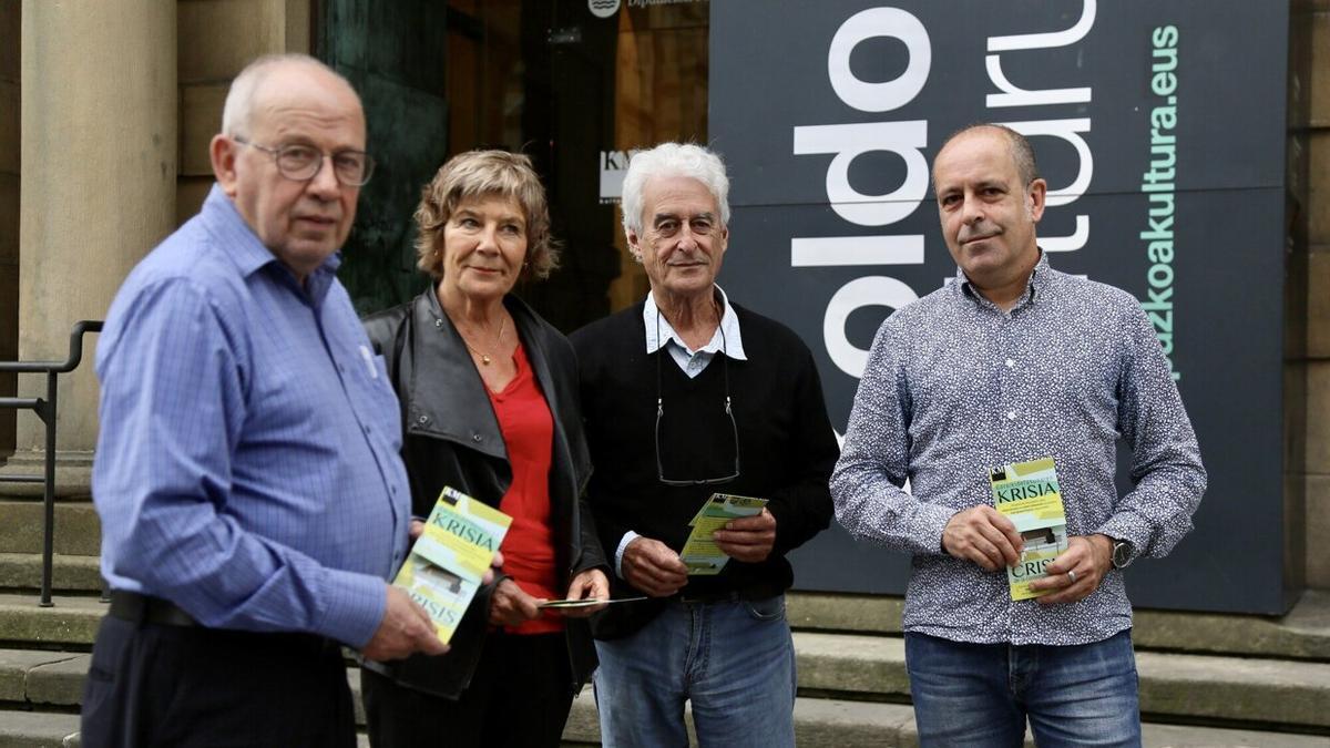 Javier Echeverria, Vilma Coccoz, Juan Ignacio Etxart y Patxi Presa han presentado este martes el ciclo 'La crisis de la contemporaneidad' en el Koldo Mitxelena.