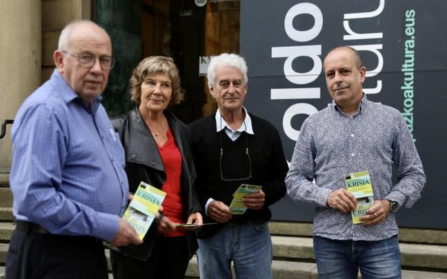 Javier Echeverria, Vilma Coccoz, Juan Ignacio Etxart y Patxi Presa han presentado este martes el ciclo 'La crisis de la contemporaneidad' en el Koldo Mitxelena. Javier Echeverria, Vilma Coccoz, Juan Ignacio Etxart y Patxi Presa han presentado este martes el ciclo 'La crisis de la contemporaneidad' en el Koldo Mitxelena.