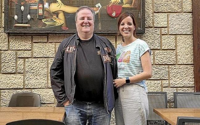 Juan Carlos y su hija Maika Gorría Plaza, en el exterior del Pigor en la jornada anterior a su cierre.