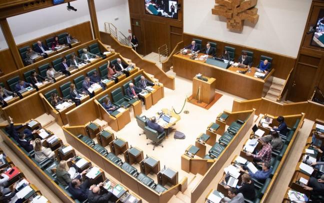 Sesión en el Parlamento vasco.