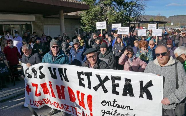 Concentraron delante del Centro de Salud de Altsasu. Concentraron delante del Centro de Salud de Altsasu.