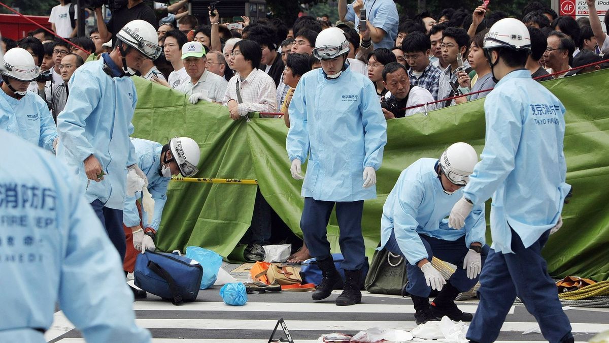 Trabajadores de rescate en el barrio de Akihabara, en junio de 2008.