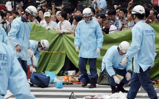 Trabajadores de rescate en el barrio de Akihabara, en junio de 2008. Trabajadores de rescate en el barrio de Akihabara, en junio de 2008.