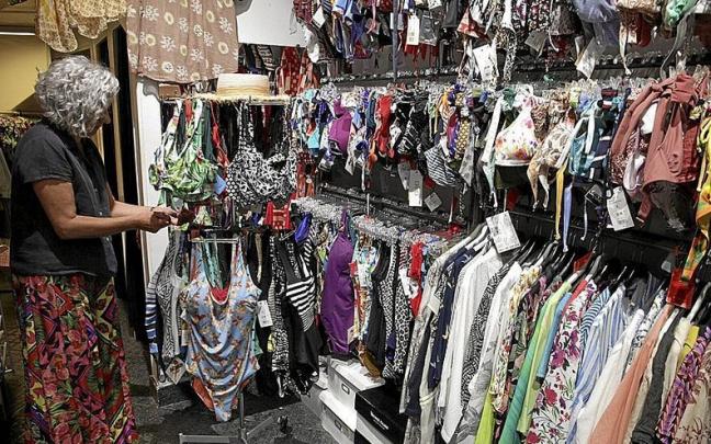 Sara Zabala, trabajadora de Boutique Esther, ordena las prendas de ba&ntilde;o.