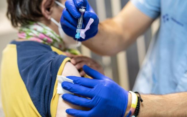 Una persona se vacuna contra la gripe. Una persona se vacuna contra la gripe.