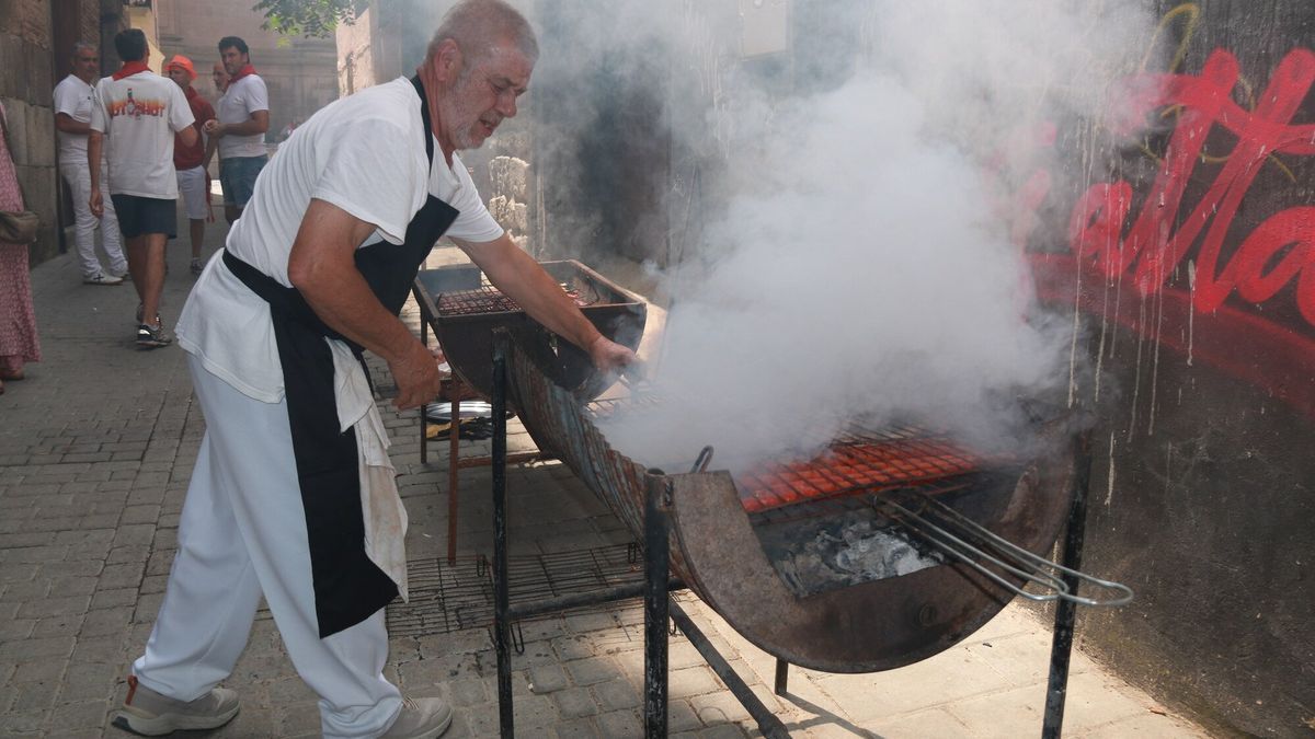 Costillas, salchichas y chistorra a la brasa cerca de la catedral de Tudela el pasado día 25.