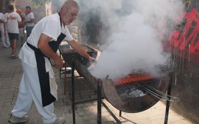 Costillas, salchichas y chistorra a la brasa cerca de la catedral de Tudela el pasado día 25.