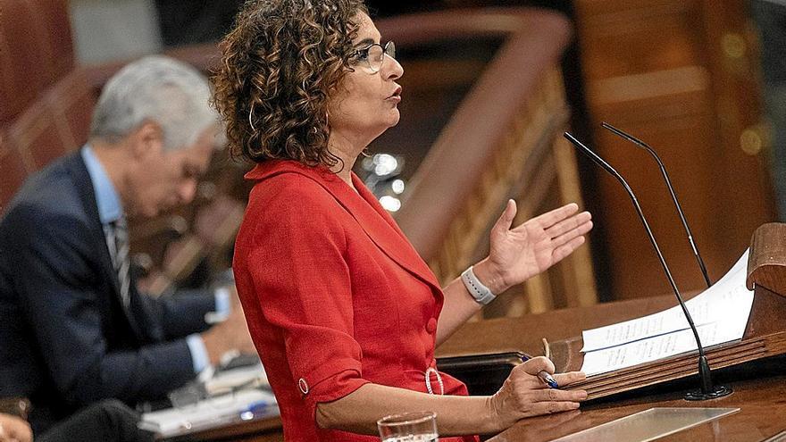 María Jesús Montero analizó desde la tribuna del Congreso las bondades de los presupuestos, que encaran hoy la votación de totalidad. | FOTO: E. PRESS