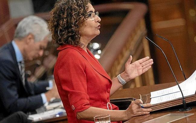 María Jesús Montero analizó desde la tribuna del Congreso las bondades de los presupuestos, que encaran hoy la votación de totalidad. | FOTO: E. PRESS