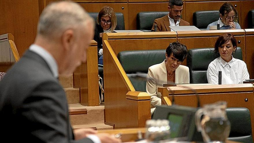 La portavoz de EH Bildu, Maddalen Iriarte, atiende la intervención de Iñigo Urkullu. | FOTO: EFE