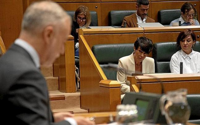 La portavoz de EH Bildu, Maddalen Iriarte, atiende la intervenci&oacute;n de I&ntilde;igo Urkullu. | FOTO: EFE