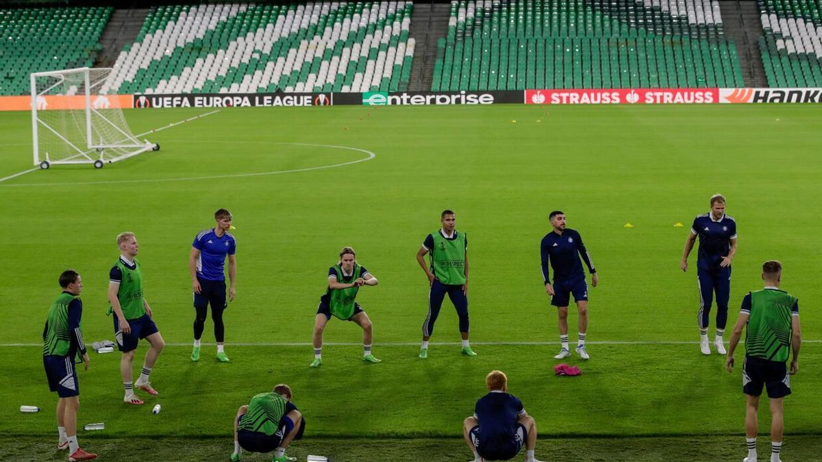 Los jugadores del Helsinki durante el entrenamiento en el estadio Benito Villamarín, donde juegan ante el Real Betis el último partido de la fase de grupos de la Liga Europa