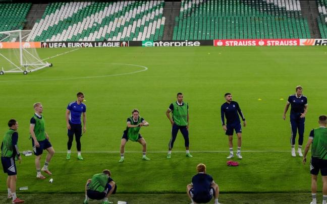 Los jugadores del Helsinki durante el entrenamiento en el estadio Benito Villamar&iacute;n, donde juegan ante el Real Betis el &uacute;ltimo partido de la fase de grupos de la Liga Europa