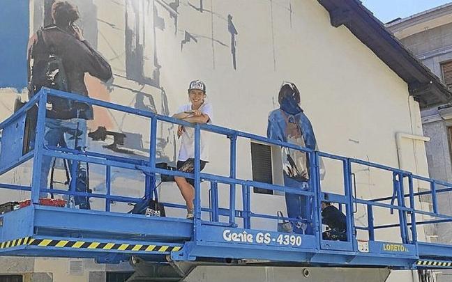 Udane Juaristi junto a la fachada en la que está trabajando. | FOTO: N.G.