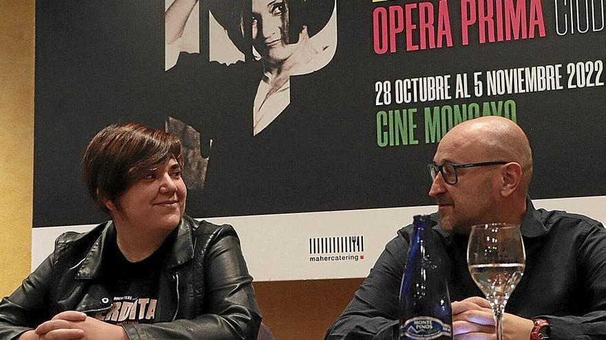 La productora de Morena Films, María Soler, junto al presidente del Cine Club Muskaria, Julio Mazarico, en la presentación.