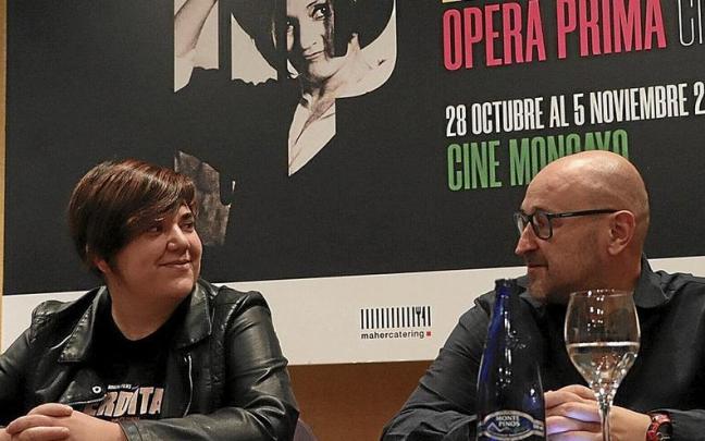 La productora de Morena Films, Mar&iacute;a Soler, junto al presidente del Cine Club Muskaria, Julio Mazarico, en la presentaci&oacute;n.