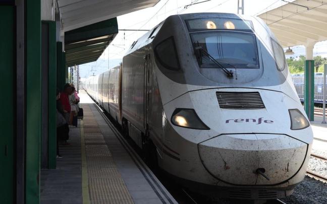 Un tren de Renfe en la estación de Pamplona.