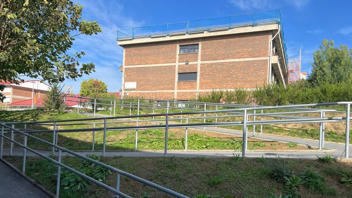 La instalación de los paneles solares ha comenzado en Maiztegi Eskola.