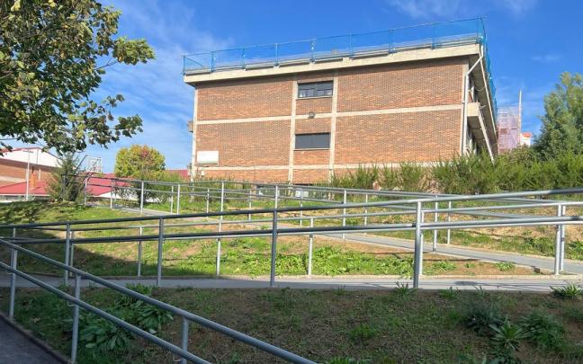La instalación de los paneles solares ha comenzado en Maiztegi Eskola. La instalación de los paneles solares ha comenzado en Maiztegi Eskola.