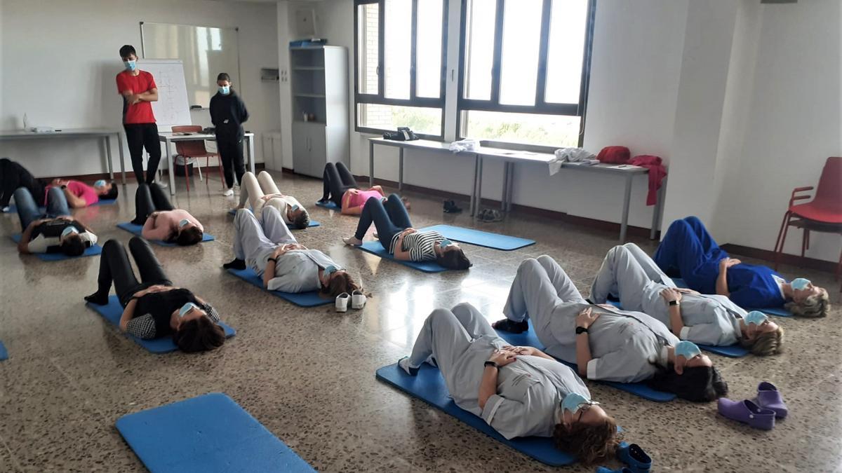 Profesionales del Hospital Reina Sofía en una de las pausas saludables.