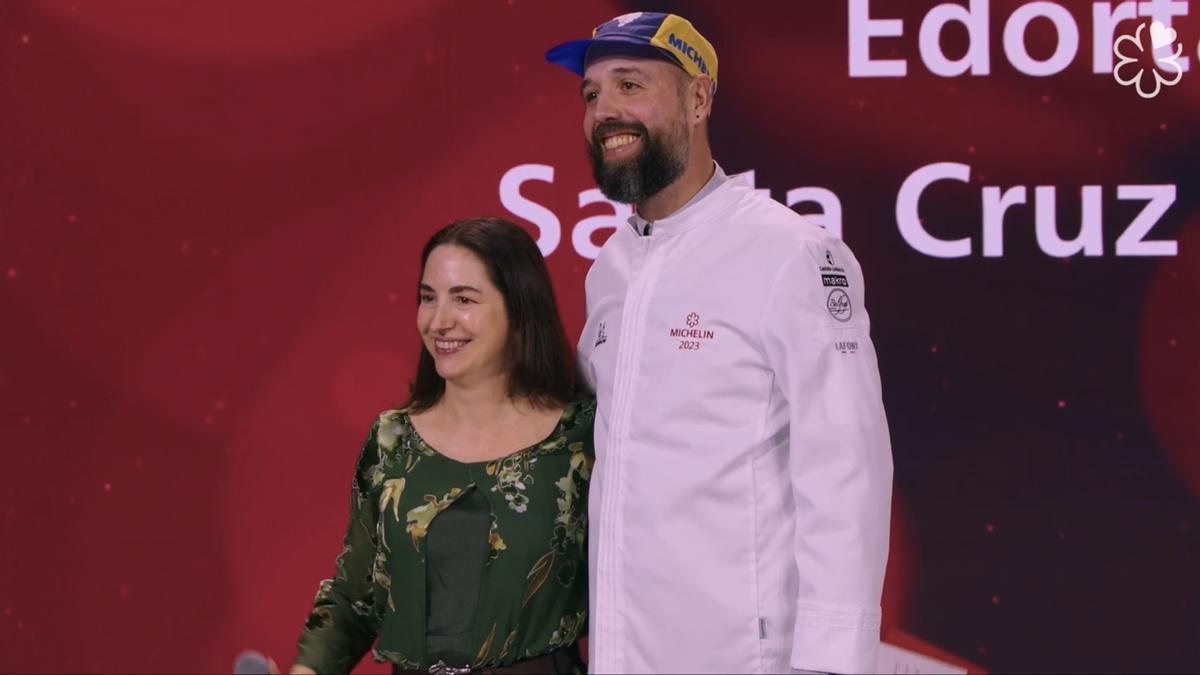 Edorta Lamo, en el escenario tras recibir el premio