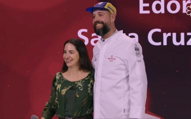 Edorta Lamo, en el escenario tras recibir el premio Edorta Lamo, en el escenario tras recibir el premio