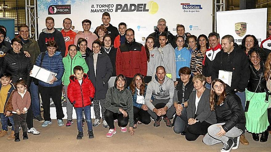 Un gran número de participantes posa junto con sus acompañantes tras la entrega de premios.