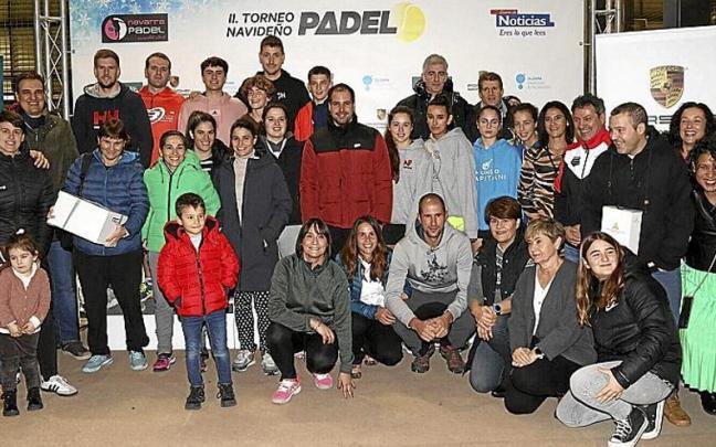 Un gran número de participantes posa junto con sus acompañantes tras la entrega de premios. Un gran número de participantes posa junto con sus acompañantes tras la entrega de premios.
