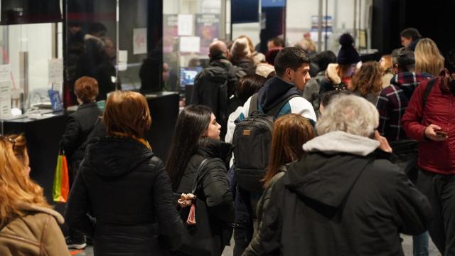 La cola para obtener el título colapsaba la zona de ventanillas de la estación de autobuses Bilbao Intermodal esta mañana y se ha tenido que habilitar una itinerario exclusivo para ella. La cola para obtener el título colapsaba la zona de ventanillas de la estación de autobuses Bilbao Intermodal esta mañana y se ha tenido que habilitar una itinerario exclusivo para ella.