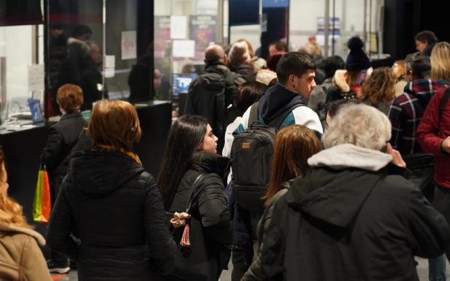 La cola para obtener el título colapsaba la zona de ventanillas de la estación de autobuses Bilbao Intermodal esta mañana y se ha tenido que habilitar una itinerario exclusivo para ella. La cola para obtener el título colapsaba la zona de ventanillas de la estación de autobuses Bilbao Intermodal esta mañana y se ha tenido que habilitar una itinerario exclusivo para ella.