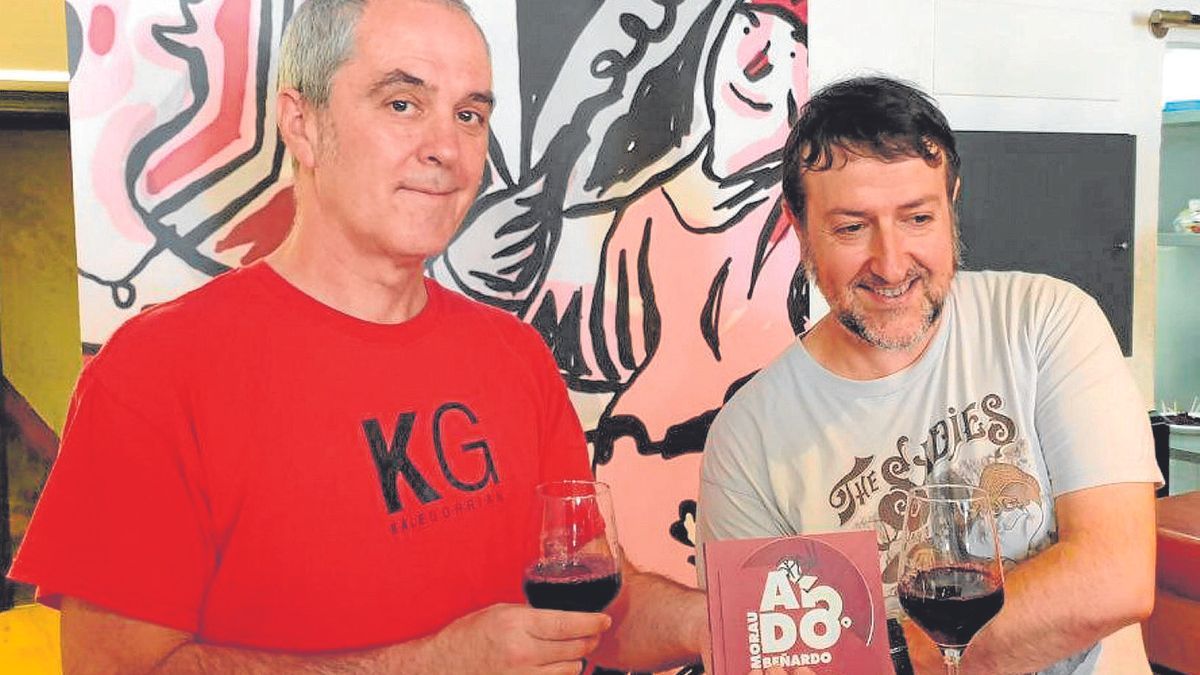 El dúo posa con uno de los disco-libro que ha editado y sendas copas de vino, como no podía ser de otra forma. | FOTO: GAZTELUPEKO HOTSAK