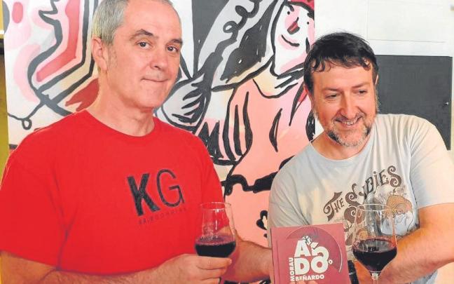 El d&uacute;o posa con uno de los disco-libro que ha editado y sendas copas de vino, como no pod&iacute;a ser de otra forma. | FOTO: GAZTELUPEKO HOTSAK