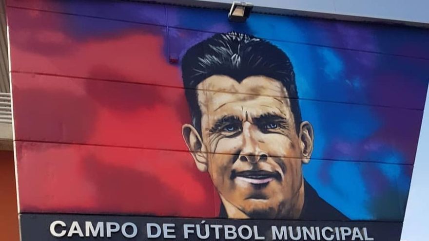 Acceso al "Campo de Futbol Municipal de Orkoien Juan Carlos Unzué", con el grafiti de Koldo Calvo.