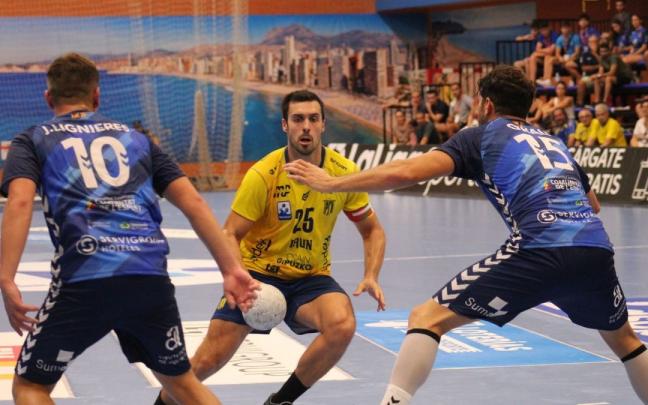 Azkue intenta filtrar un balón entre dos defensores del Benidorm. Azkue intenta filtrar un balón entre dos defensores del Benidorm.