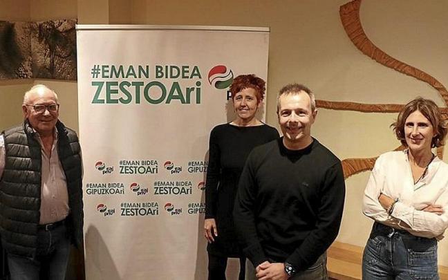 Mendizabal, Zestoako beste alderdikideekin aurkezpenean. | ARGAZKIA: EAJ Mendizabal, Zestoako beste alderdikideekin aurkezpenean. | ARGAZKIA: EAJ
