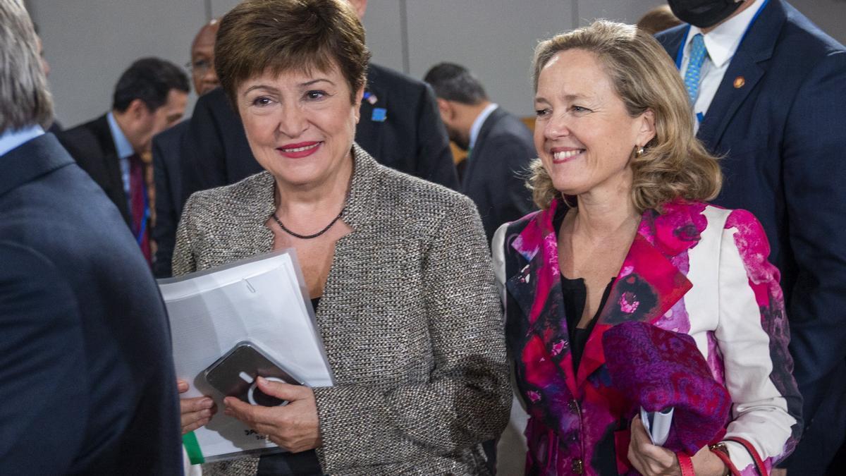 La directora gerente del FMI, Kristalina Georgieva y la presidenta del IMFC y vicepresidenta primera del Gobierno español, Nadia Calviño