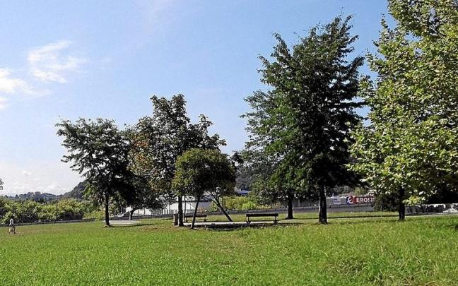 Parcela de Atsobakar donde se construir&aacute; el campo multideportivo.