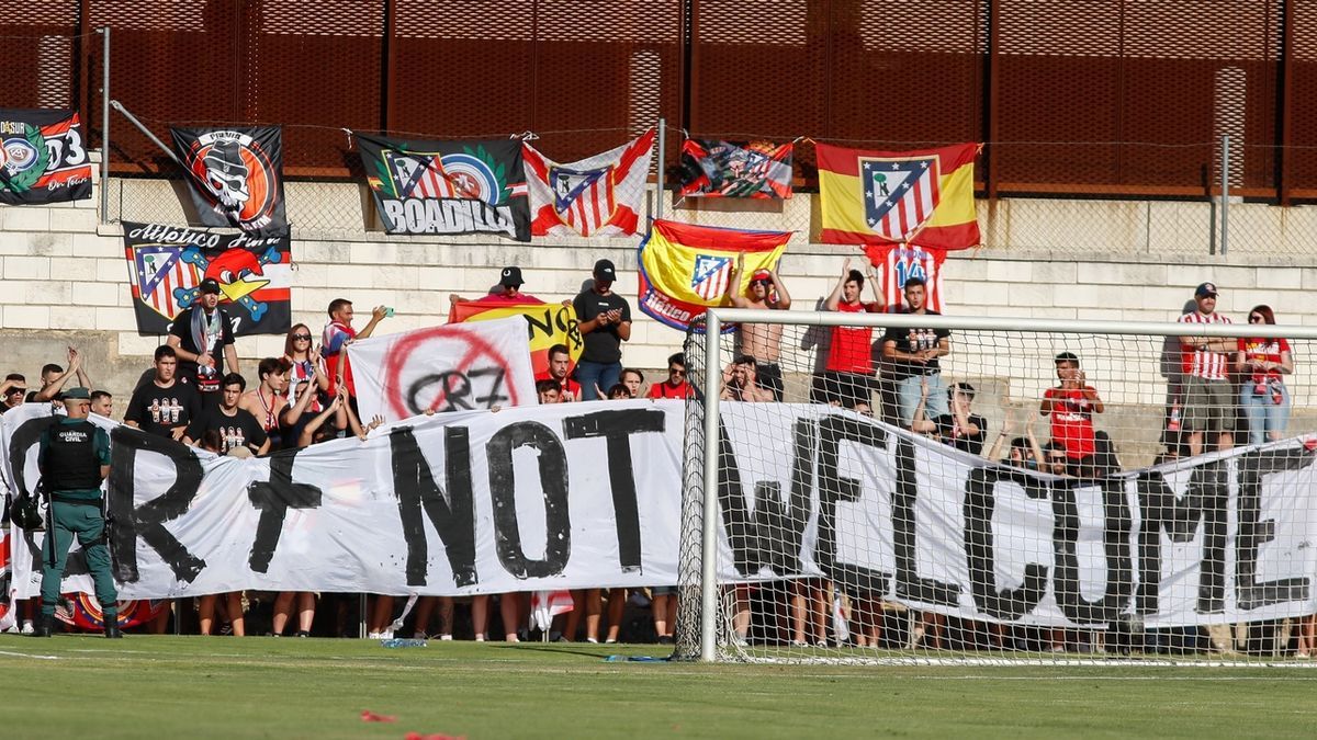 Aficionados del Atlético de Madrid portan una pancarta contra Cristiano Ronaldo en un amistoso contra el Numancia