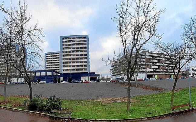 Solar donde estuvieron los pisos okupados de Olarizu.