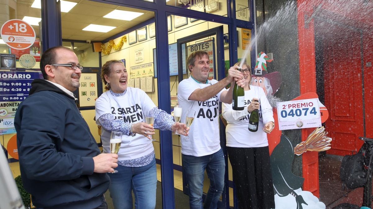 Acharte Bilbao y Unai Luego han descorchado una botella de champán para celebrarlo