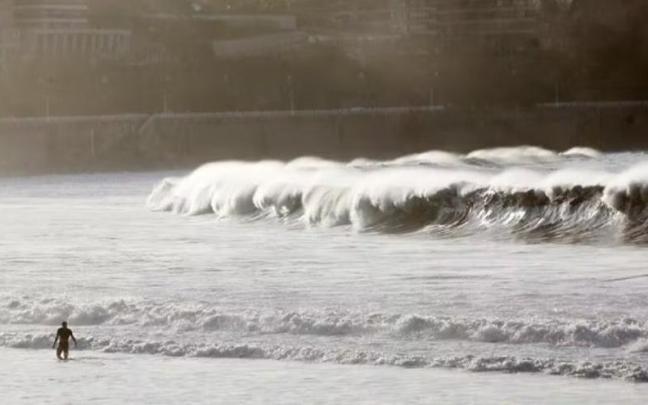 Una persona se mete en el agua en una jornada de aviso amarillo por mala mar Una persona se mete en el agua en una jornada de aviso amarillo por mala mar