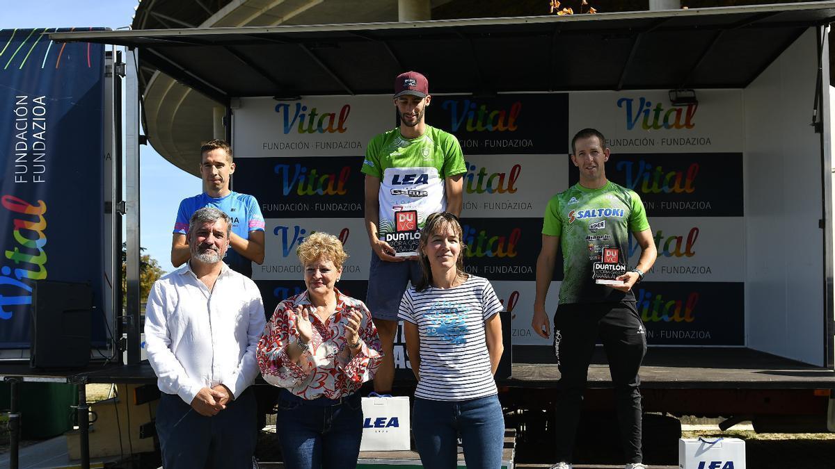 Urko Herrán, en lo alto del podio tras ganar el Duatlón Vitoria-Gasteiz