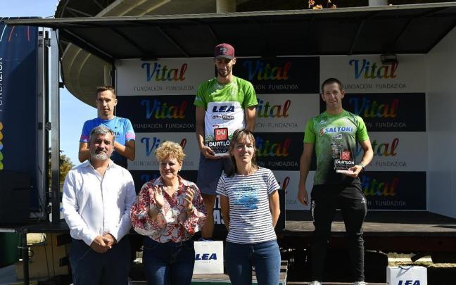 Urko Herrán, en lo alto del podio tras ganar el Duatlón Vitoria-Gasteiz Urko Herrán, en lo alto del podio tras ganar el Duatlón Vitoria-Gasteiz