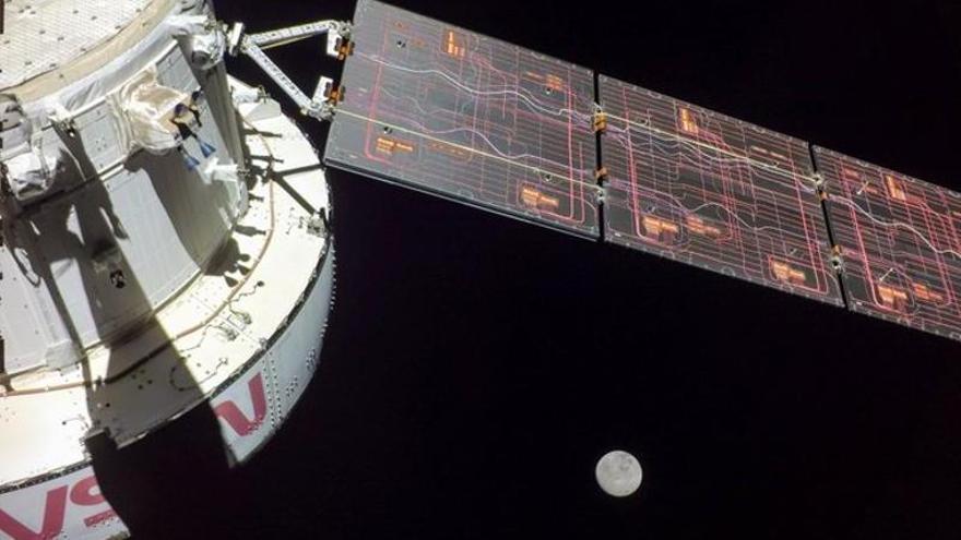 Imagen de la Luna mientras la nave Orión se prepara para salir de una órbita retrógrada distante y regresar a la Tierra.